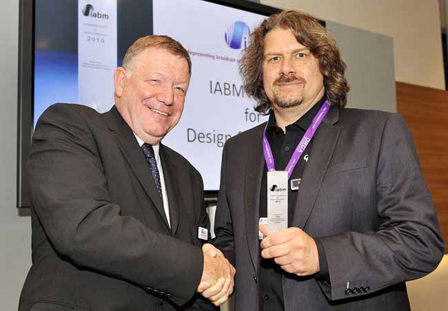 Peter_White_presents_IABM_Award_to_David_Amphlett_Gekko_Technology