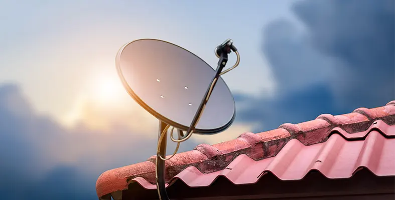 Satellite_dish_on_the_rooftop_of_the_house