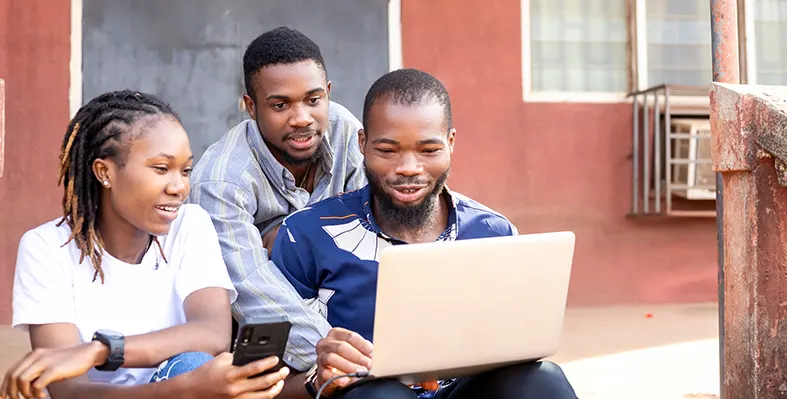 Group_of_college_students_with_laptop