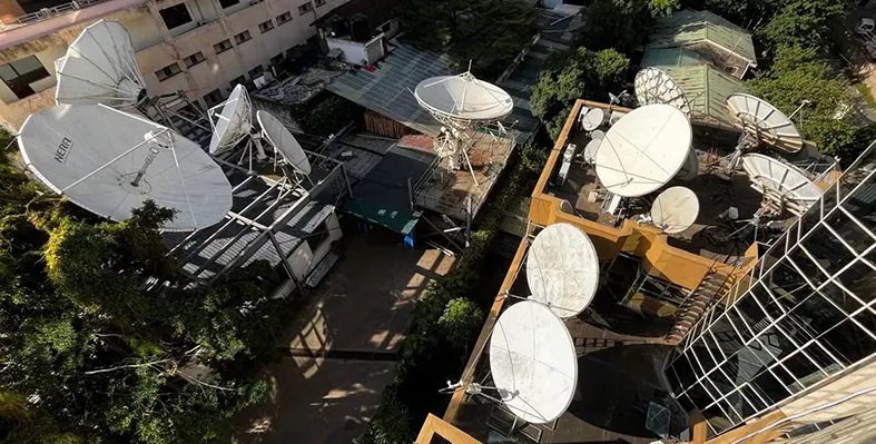 Satellite_connectivity_dishes_across_buildings