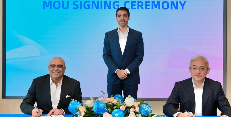 (L-R) Mr Nandan Mer, CEO, Network International; H.E. Jamal Abdulla AlSuwaidi, Ambassador of the UAE to Singapore; Mr Peng Yang, CEO, Ant International at the signing ceremony