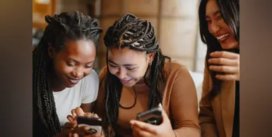 Women_on_mobile