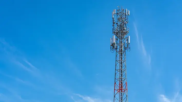 Telecommunication_tower_facing_the_sky