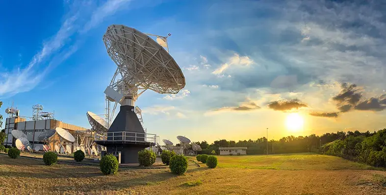 Satellite_facing_the_sky