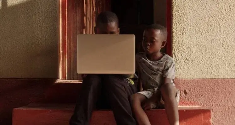 Two_kids_on_a_laptop