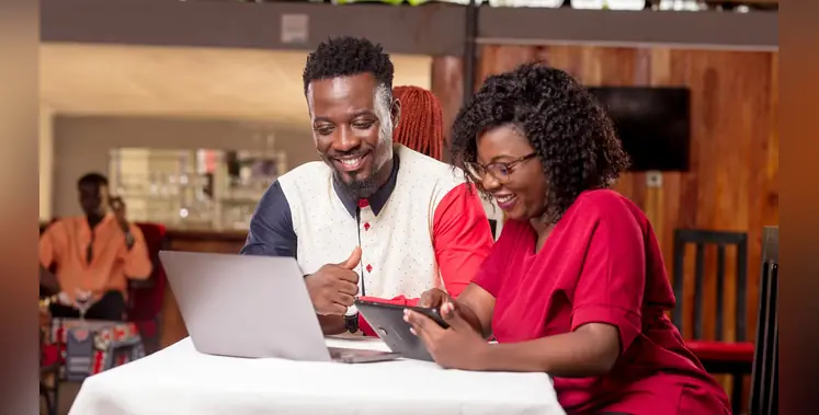 Colleagues_working_on_a_laptop