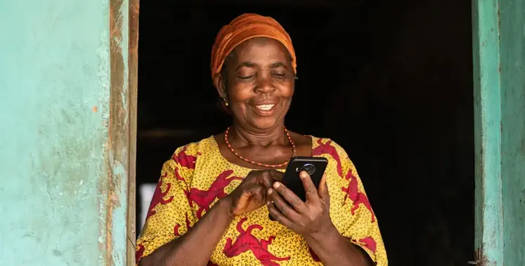 Woeen_using_mobile_phone