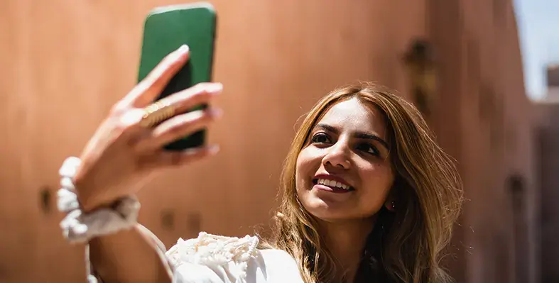 woman_Morocco_mobile_phone_selfie_Ookla_report